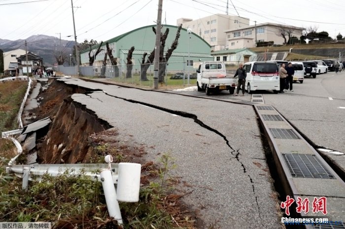 当地工夫2024年1月1日下昼，日本石川县能登地区发生震度7(日本步骤)的地震，轮岛市内一些修复受损倒塌，部分路段路面出现断裂。日本自得厅向新潟、富山、石川各县发出海啸警报。东京也有昭彰震感。